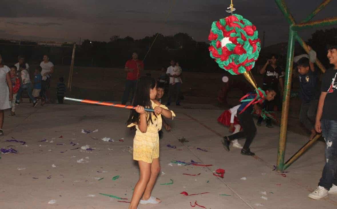 $!Pastoral Juvenil lleva mensaje y alegría de Navidad a niños de la colonia El Tierral, en El Rosario