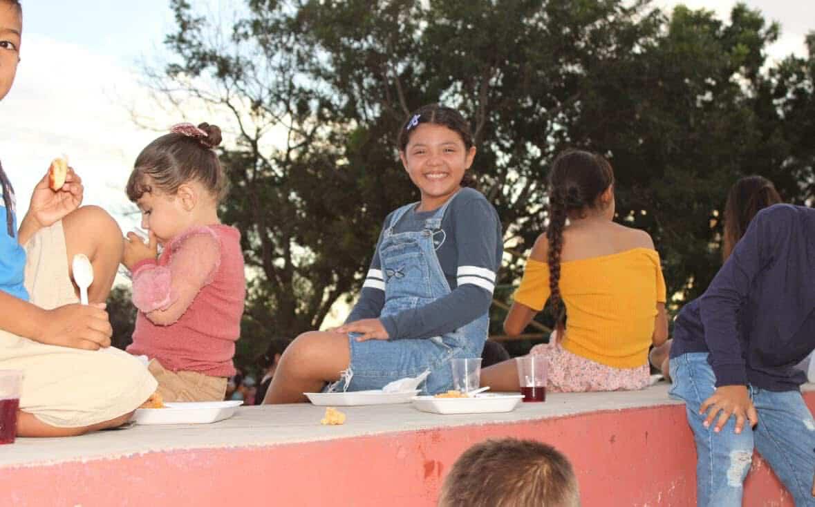 $!Pastoral Juvenil lleva mensaje y alegría de Navidad a niños de la colonia El Tierral, en El Rosario