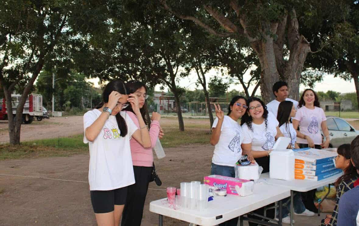 $!Pastoral Juvenil lleva mensaje y alegría de Navidad a niños de la colonia El Tierral, en El Rosario