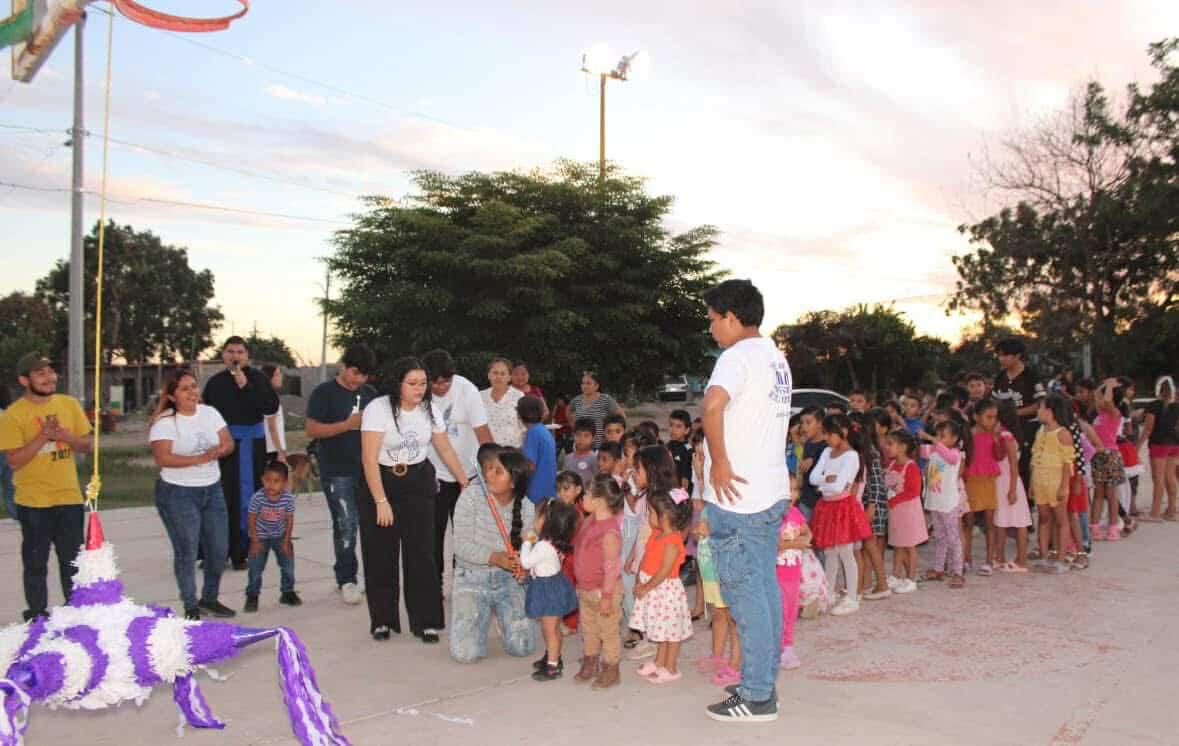 $!Pastoral Juvenil lleva mensaje y alegría de Navidad a niños de la colonia El Tierral, en El Rosario