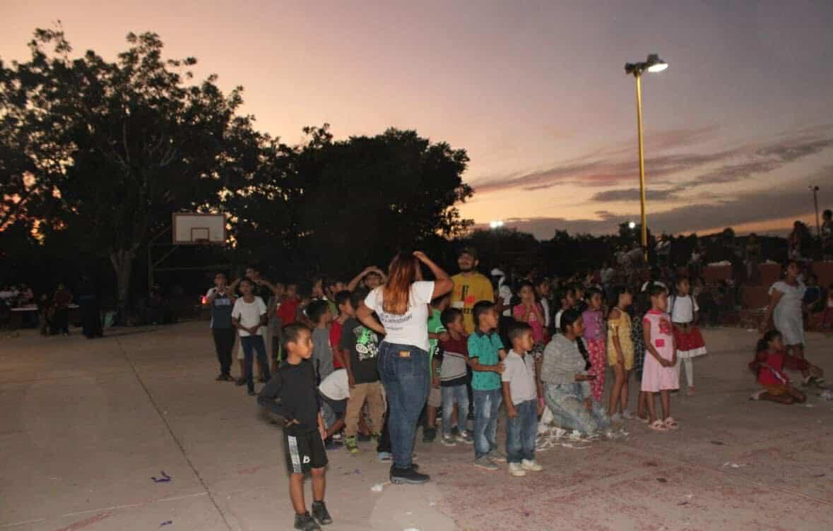 $!Pastoral Juvenil lleva mensaje y alegría de Navidad a niños de la colonia El Tierral, en El Rosario