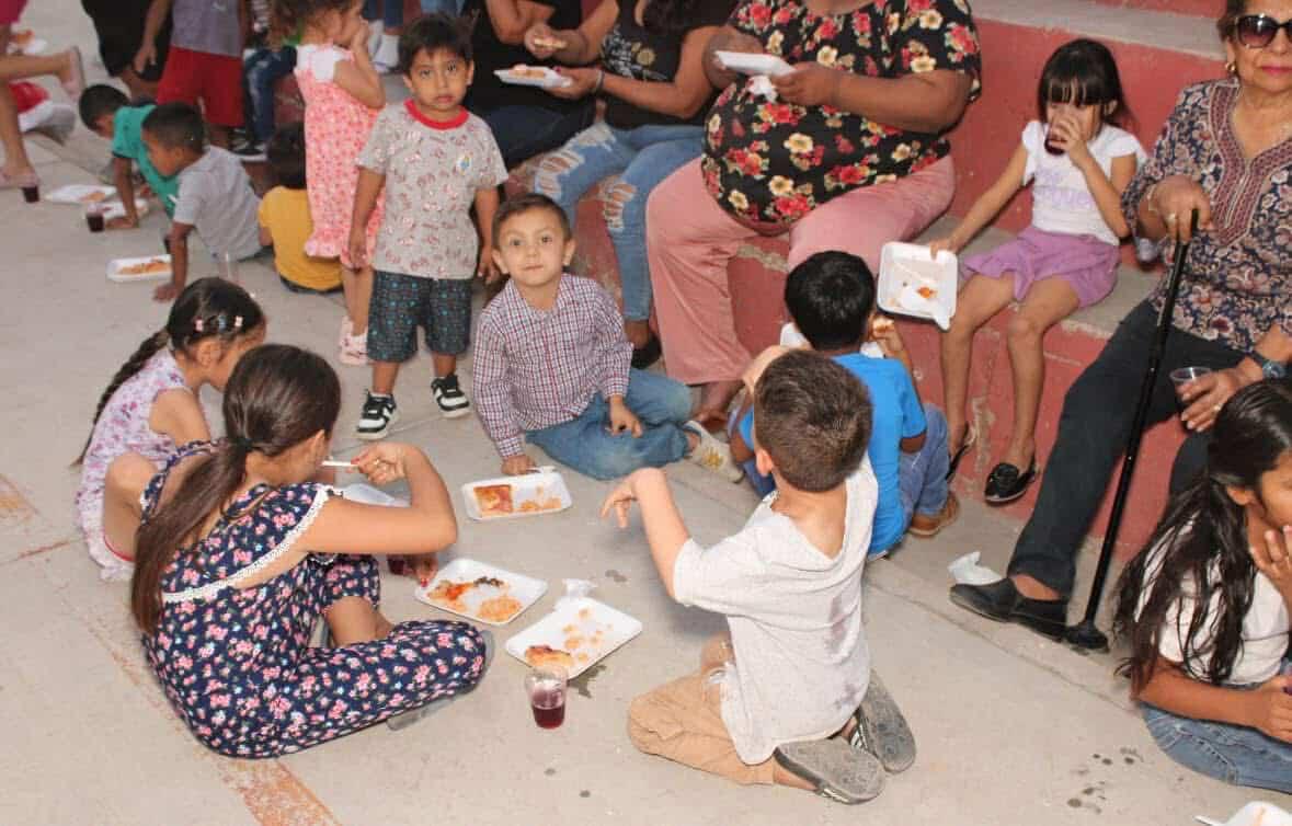 $!Pastoral Juvenil lleva mensaje y alegría de Navidad a niños de la colonia El Tierral, en El Rosario