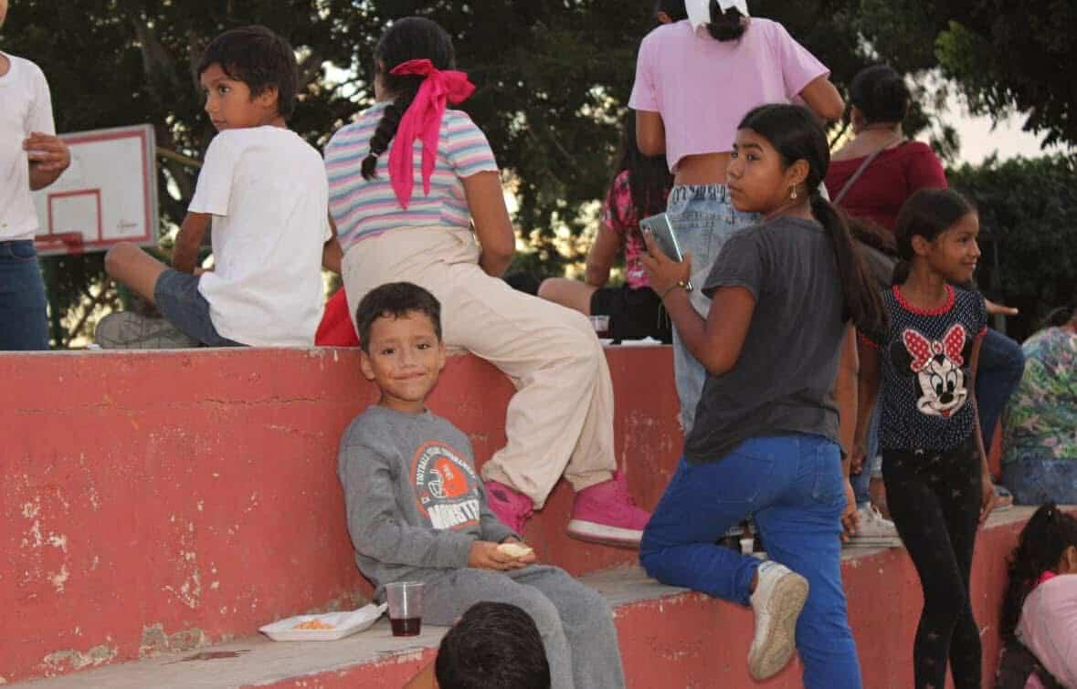 $!Pastoral Juvenil lleva mensaje y alegría de Navidad a niños de la colonia El Tierral, en El Rosario