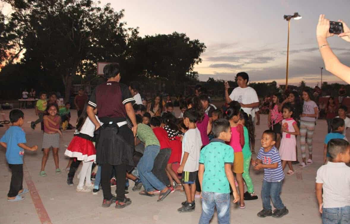 $!Pastoral Juvenil lleva mensaje y alegría de Navidad a niños de la colonia El Tierral, en El Rosario