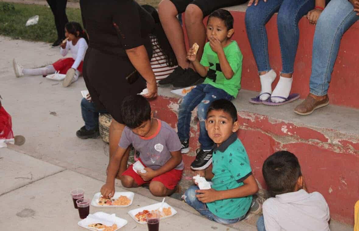 $!Pastoral Juvenil lleva mensaje y alegría de Navidad a niños de la colonia El Tierral, en El Rosario