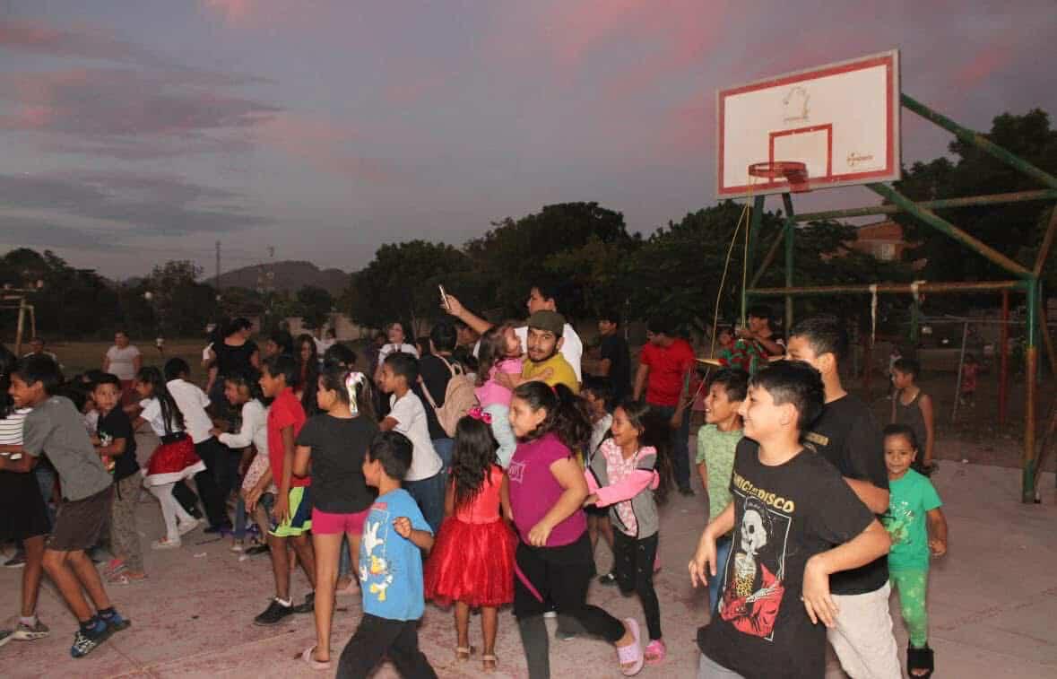 $!Pastoral Juvenil lleva mensaje y alegría de Navidad a niños de la colonia El Tierral, en El Rosario