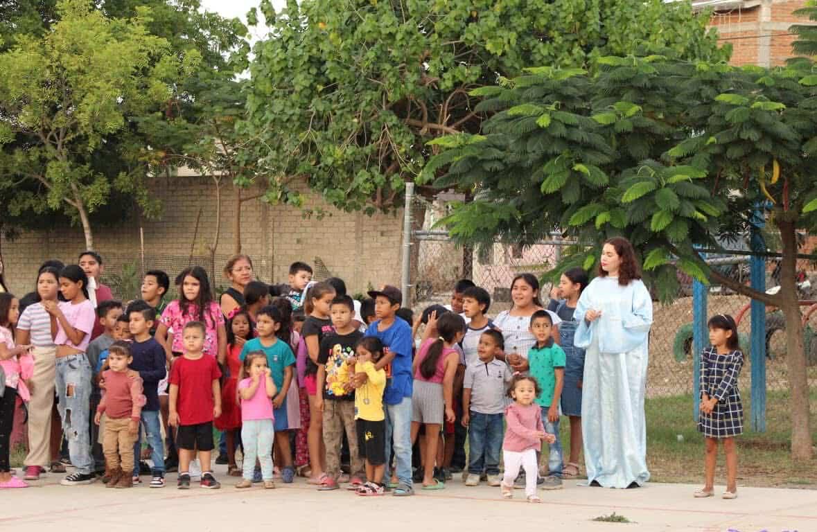 $!Pastoral Juvenil lleva mensaje y alegría de Navidad a niños de la colonia El Tierral, en El Rosario