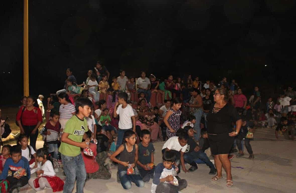 $!Pastoral Juvenil lleva mensaje y alegría de Navidad a niños de la colonia El Tierral, en El Rosario