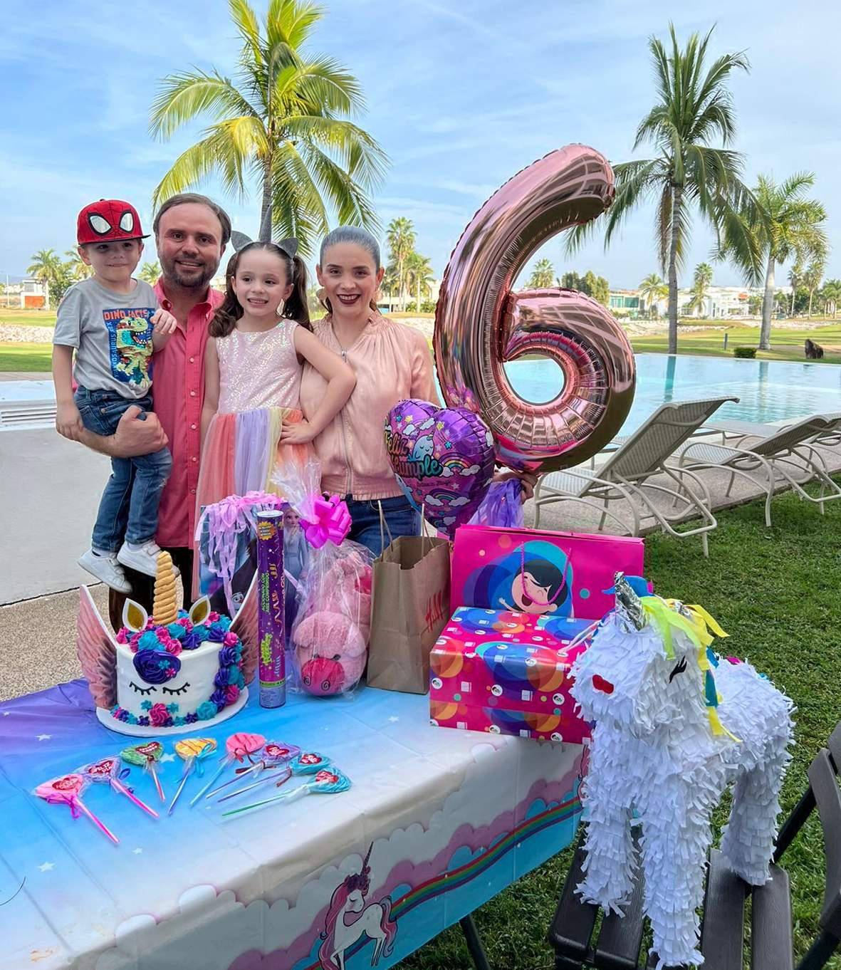 $!La cumpleañera entre sus padres, Ramón Antonio Osuna y Claudia Durán de Osuna, y su hermanito, Leonardo.