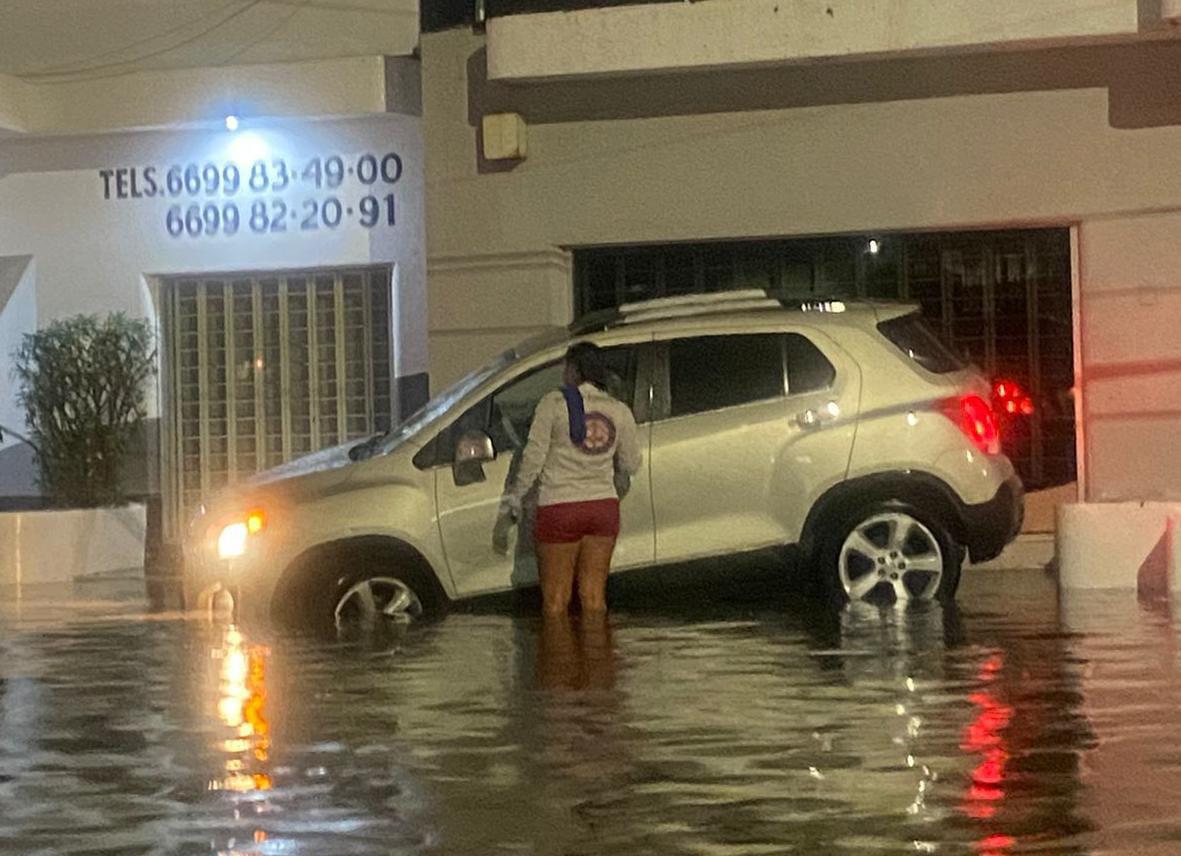 $!Automovilistas no respetan zonas inundadas, se meten y quedan varados, alerta Bomberos Voluntarios