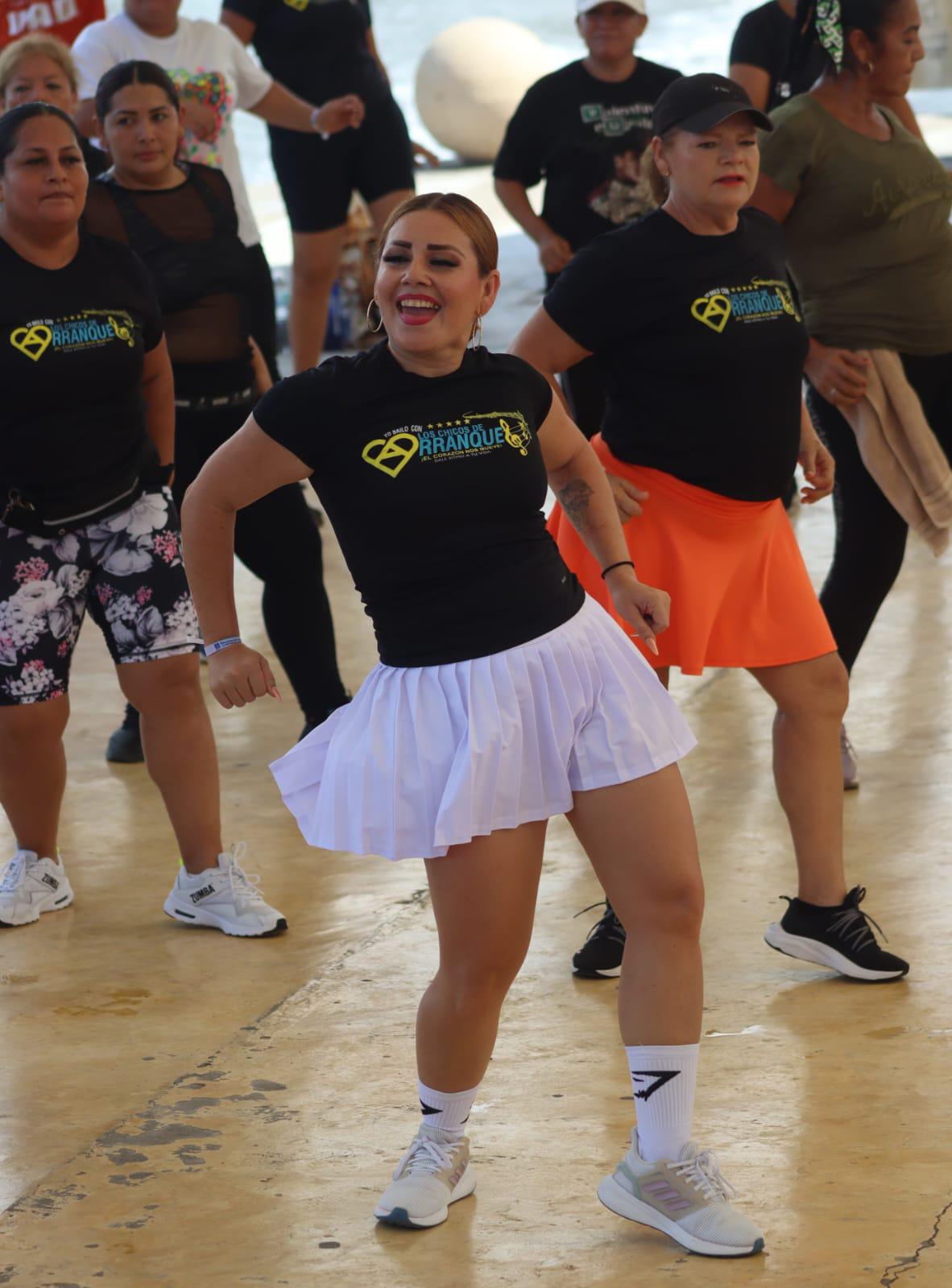 $!Bailan en favor de niños con discapacidad, en Playa Norte