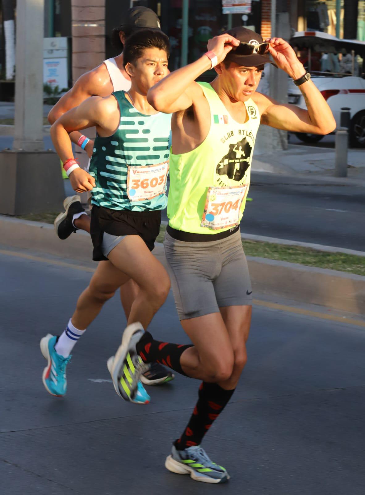 $!¡Orgullo mexiquense! Antonio Vara y Reyna Rivera dominan los 21K del Maratón Pacífico