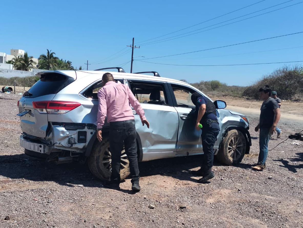 $!Localizan camioneta en la playa Escopama, a la altura de Oceánica, en Mazatlán