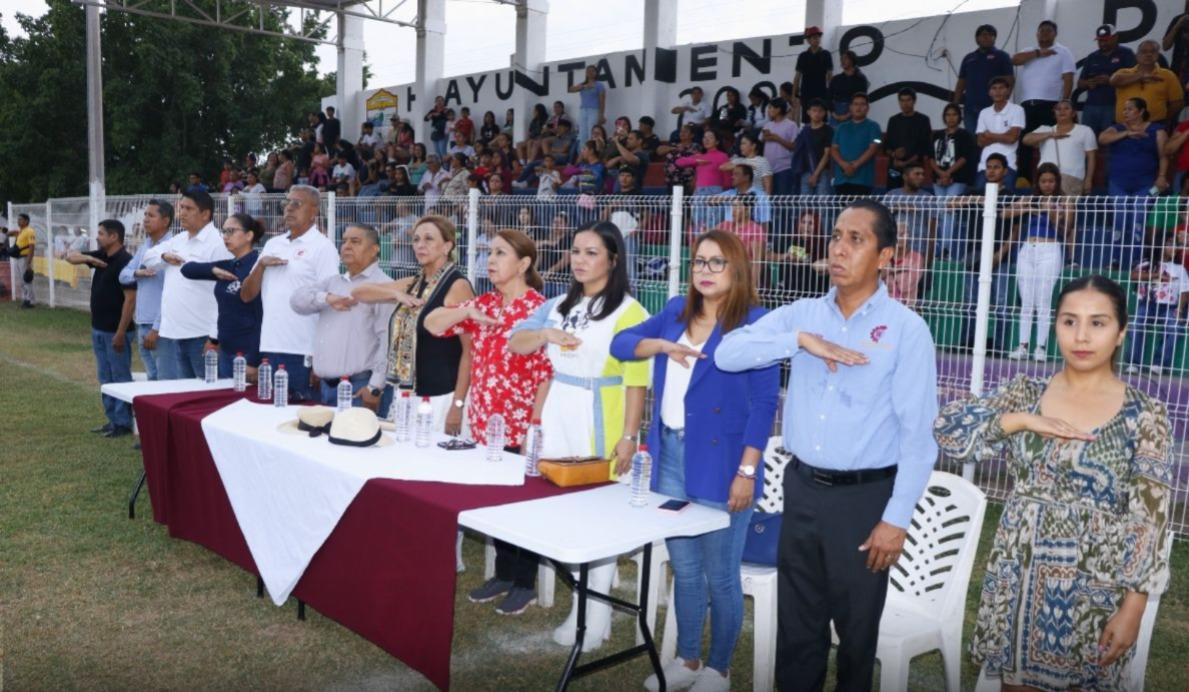 $!Jóvenes muestran su talento en concurso de bandas de guerra y porristas, en Escuinapa