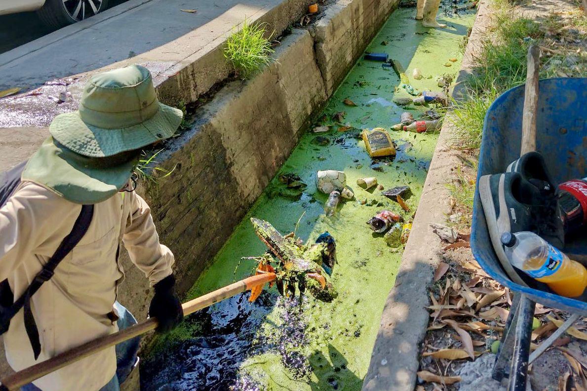 $!Retiran basura de canal pluvial en la colonia Ampliación Lico Velarde, en Mazatlán