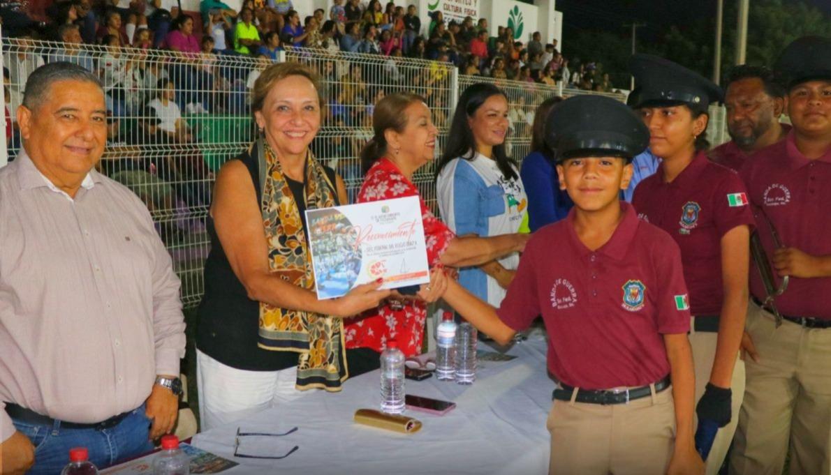 $!Jóvenes muestran su talento en concurso de bandas de guerra y porristas, en Escuinapa