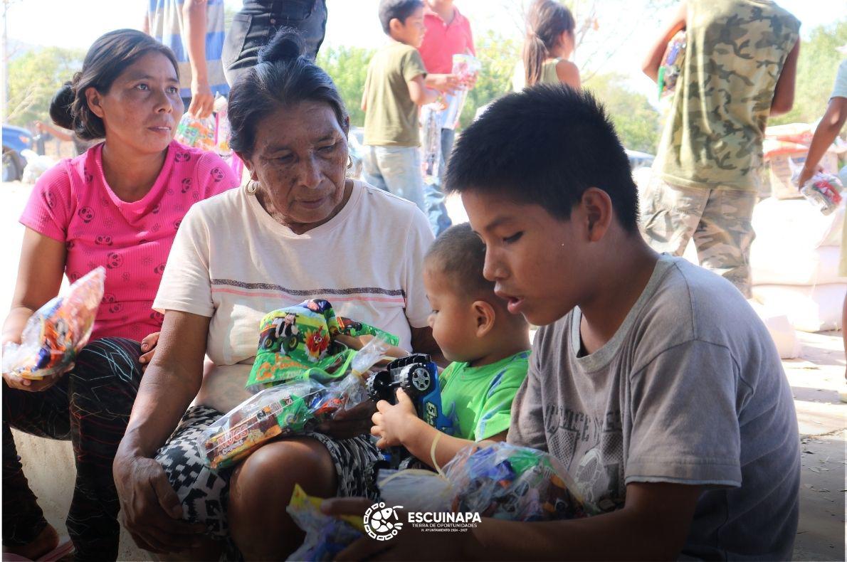 $!Entregan apoyos a familias de El Trébol II, en Escuinapa