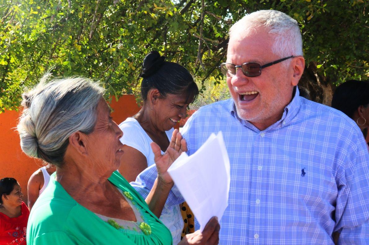 $!Entregan apoyos a familias de El Trébol II, en Escuinapa