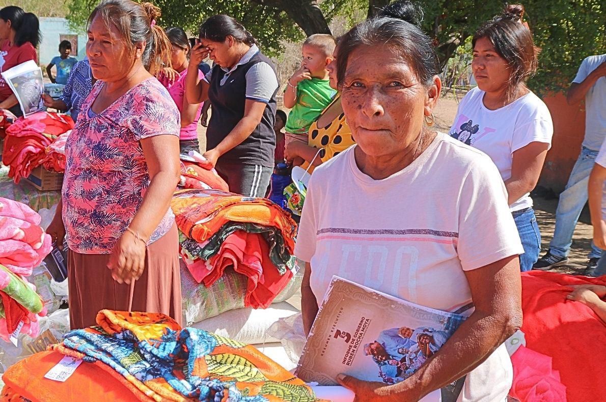 $!Entregan apoyos a familias de El Trébol II, en Escuinapa