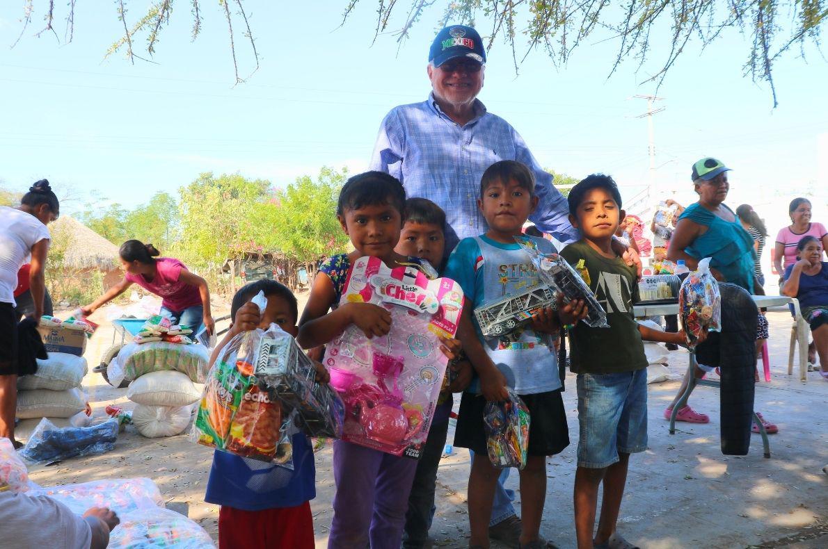 $!Entregan apoyos a familias de El Trébol II, en Escuinapa