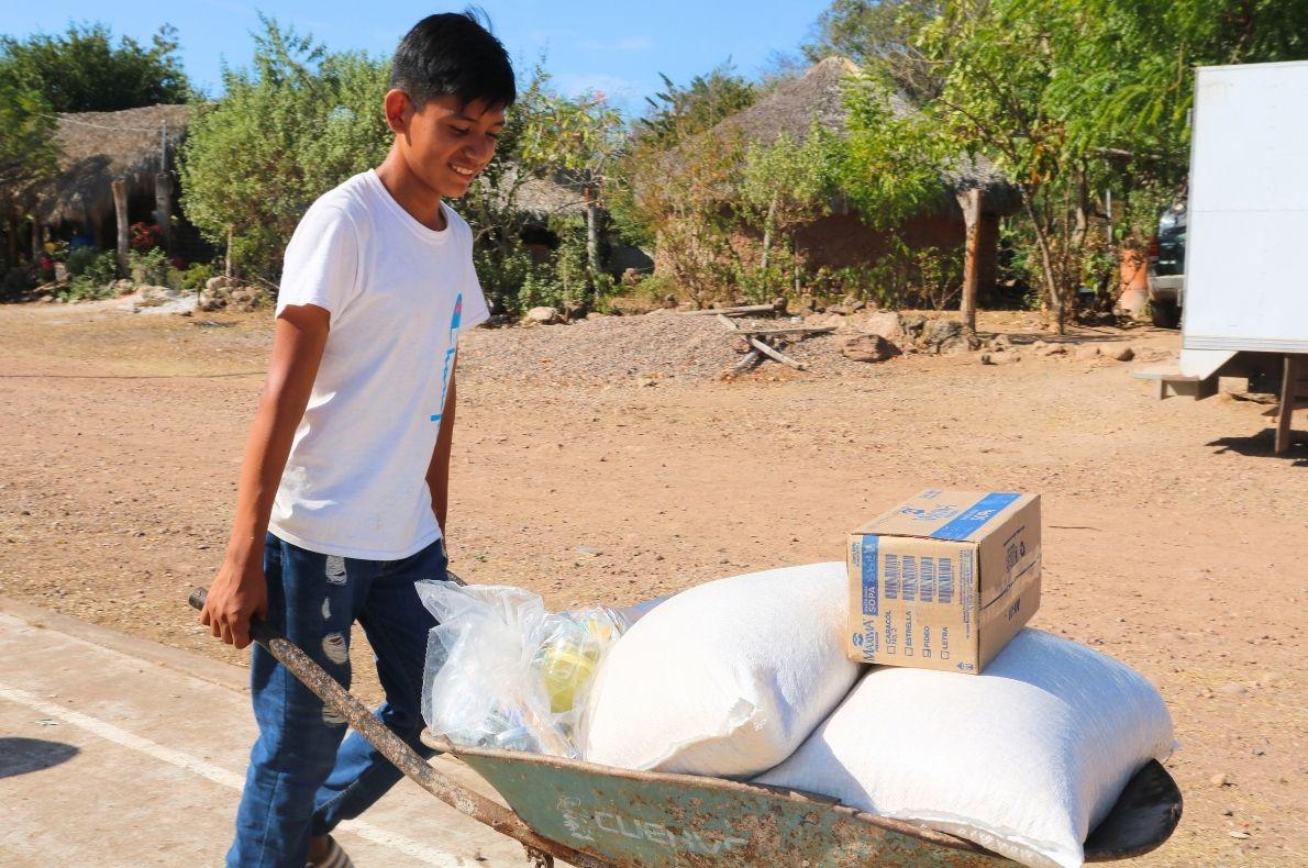 $!Entregan apoyos a familias de El Trébol II, en Escuinapa