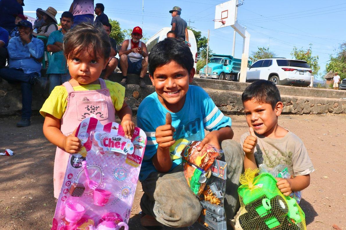 $!Entregan apoyos a familias de El Trébol II, en Escuinapa