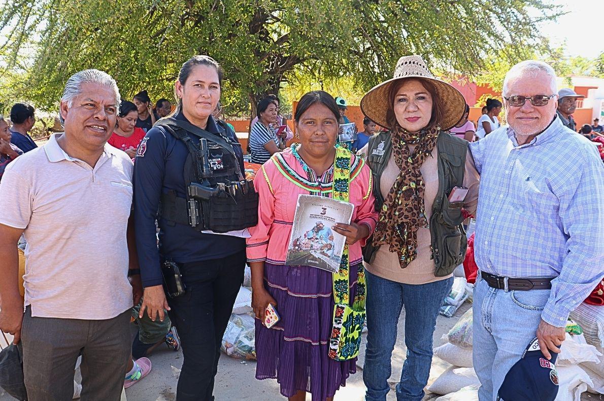 $!Entregan apoyos a familias de El Trébol II, en Escuinapa