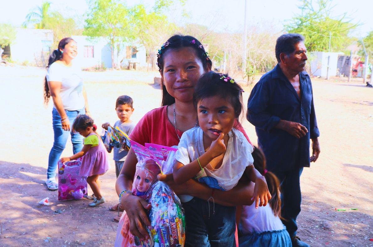 $!Entregan apoyos a familias de El Trébol II, en Escuinapa