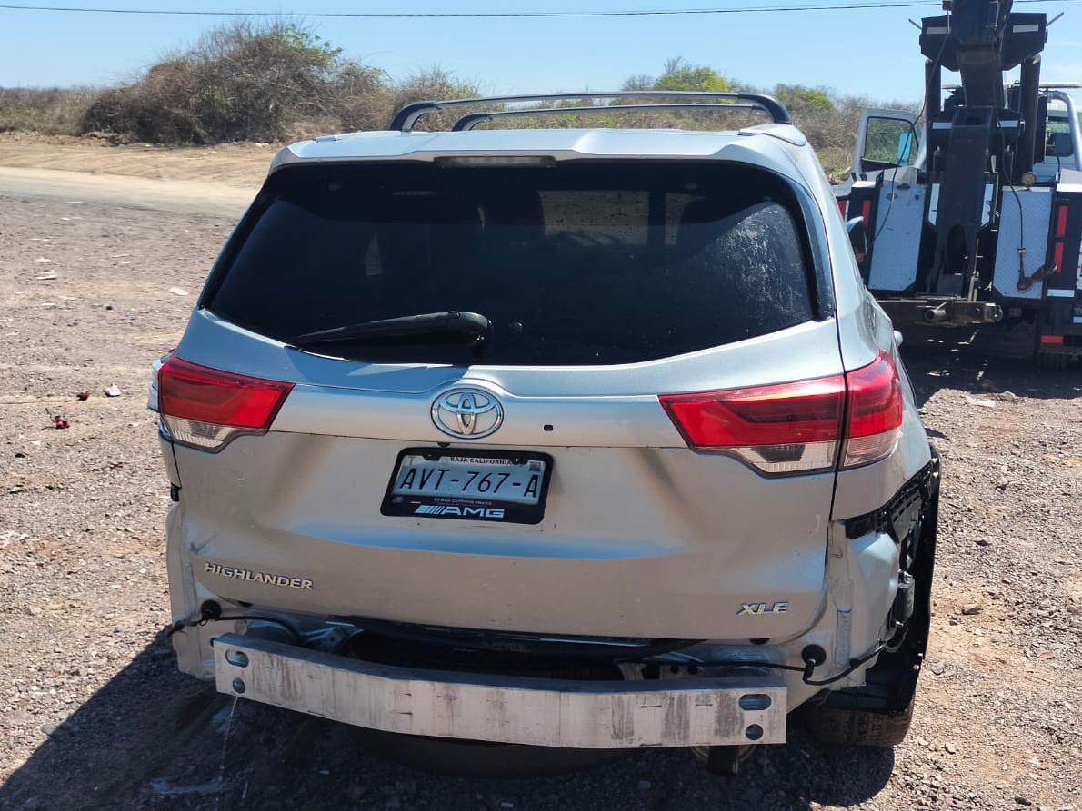 $!Localizan camioneta en la playa Escopama, a la altura de Oceánica, en Mazatlán