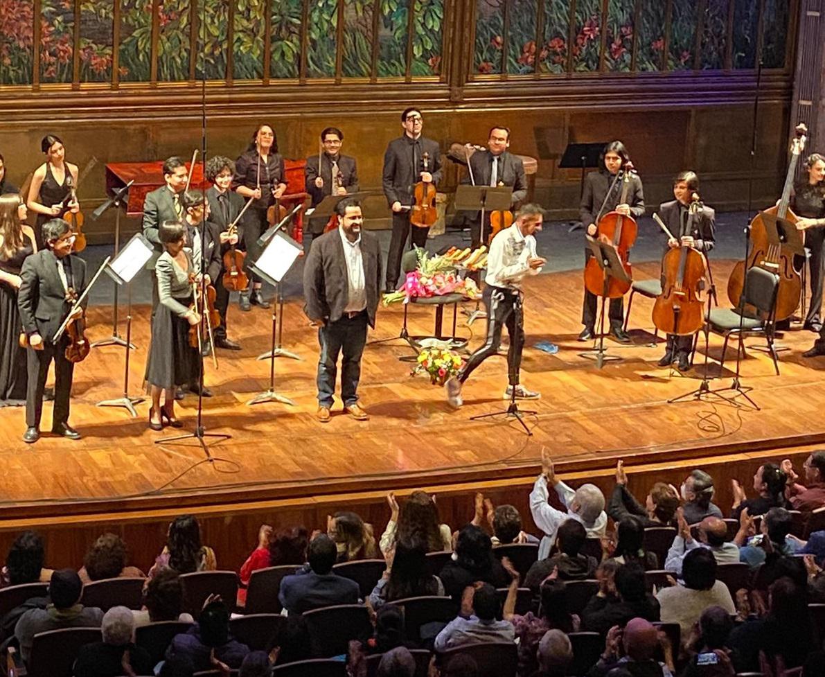 $!El compositor Samuel Murillo recibe la ovación del público en el concierto de Horacio Franco.