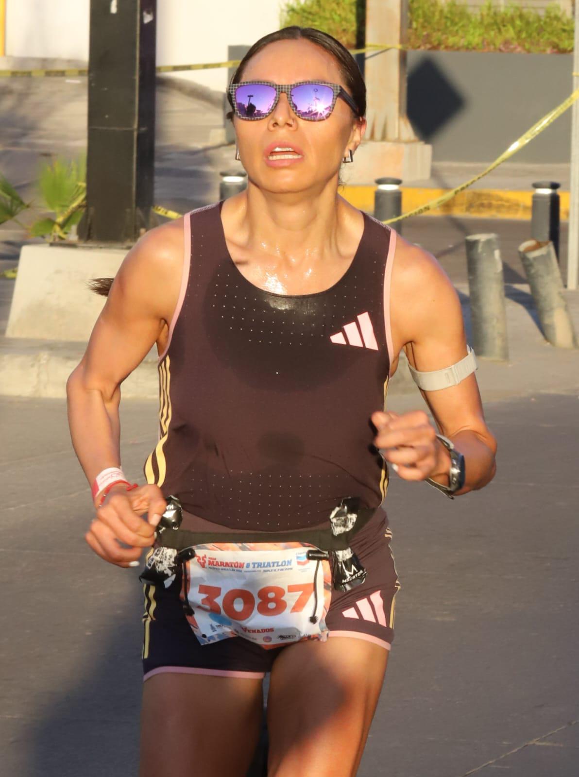 $!¡Orgullo mexiquense! Antonio Vara y Reyna Rivera dominan los 21K del Maratón Pacífico