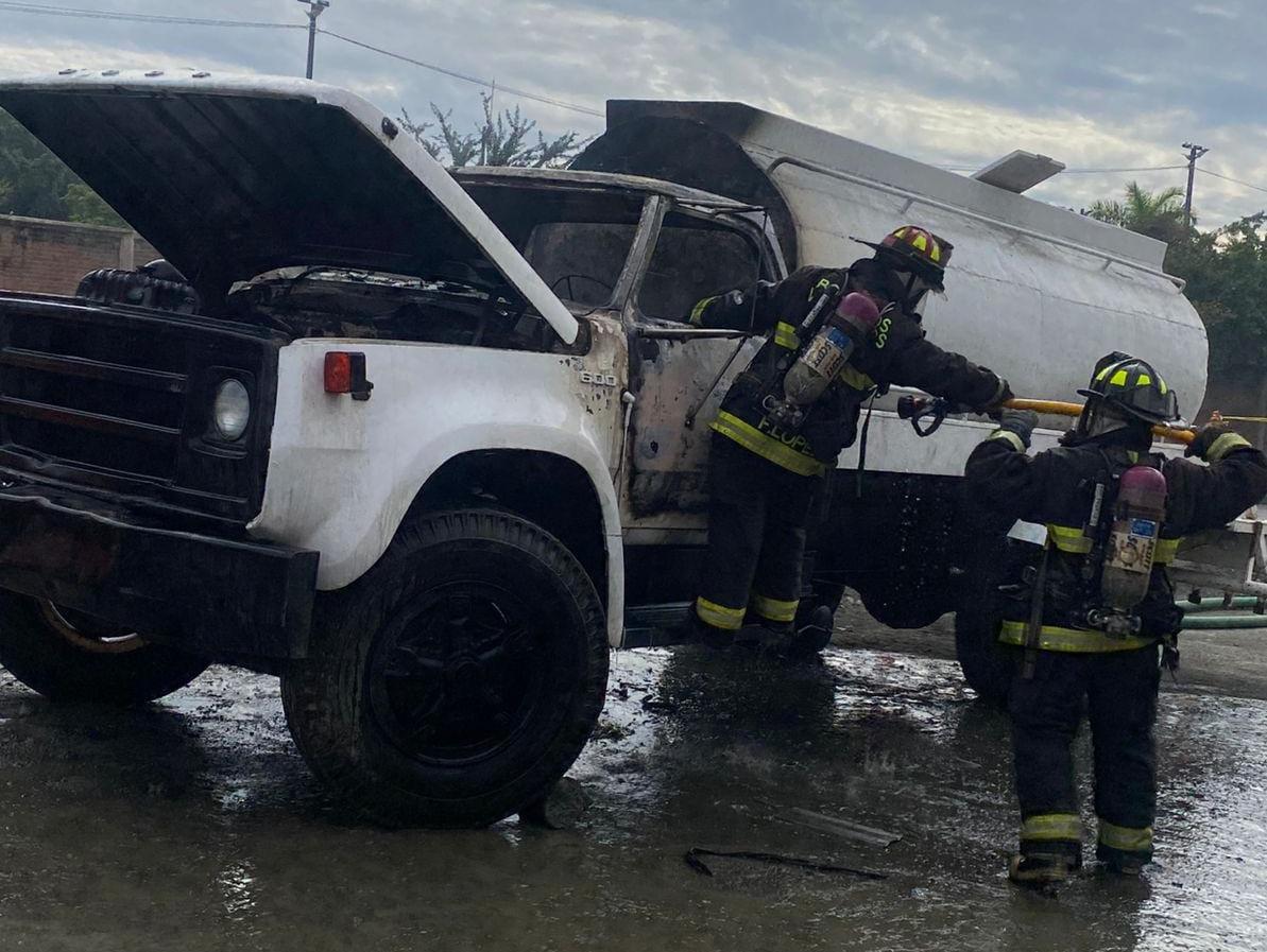 $!Se incendia cabina de pipa que transportaba agua, en Mazatlán