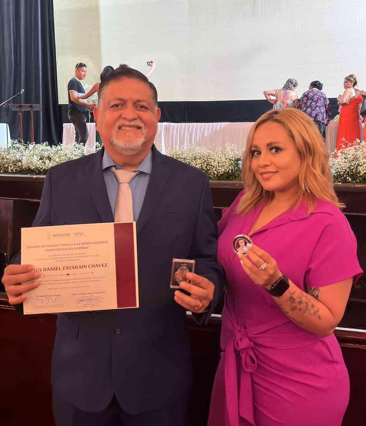 $!El profesor Daniel Zataráin con su hija Carolina.