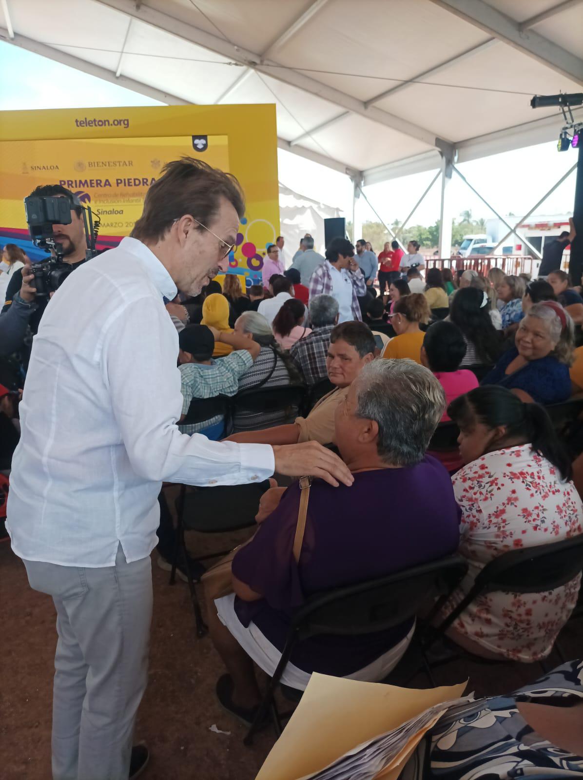 $!Fernando Landeros, presidente de Fundación Teletón, dialoga con madres trabajadoras.