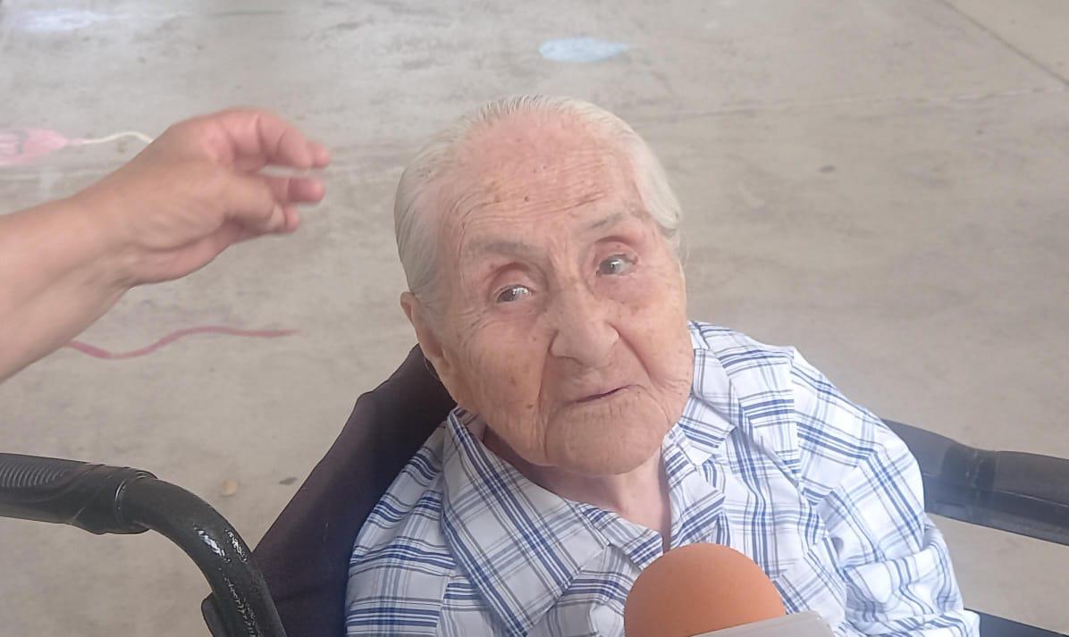 $!Con 99 años, la señora Rosario cumple con emitir su voto en Culiacán