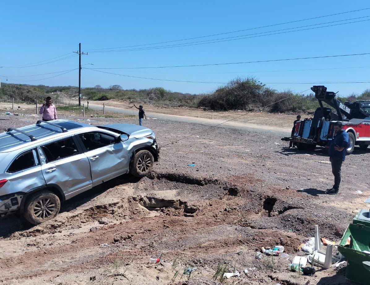 $!Localizan camioneta en la playa Escopama, a la altura de Oceánica, en Mazatlán