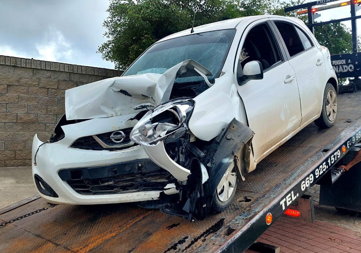 $!Conductor se desvanece al volante, choca con poste y muere en el hospital de Mazatlán