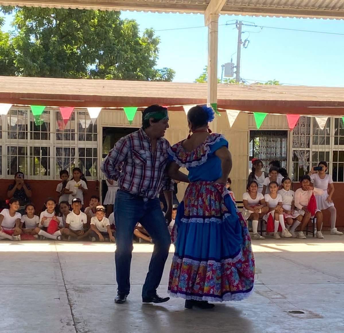 $!La gran sorpresa fue la coreografía en la cual bailó el director del plantel y anfitrión de esta mañana, José Luis Rubio.