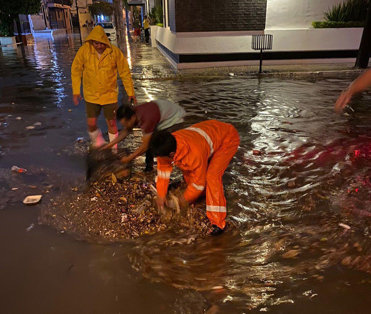 $!Gobierno de Mazatlán atiende 45 reportes derivados de las lluvias registradas el jueves