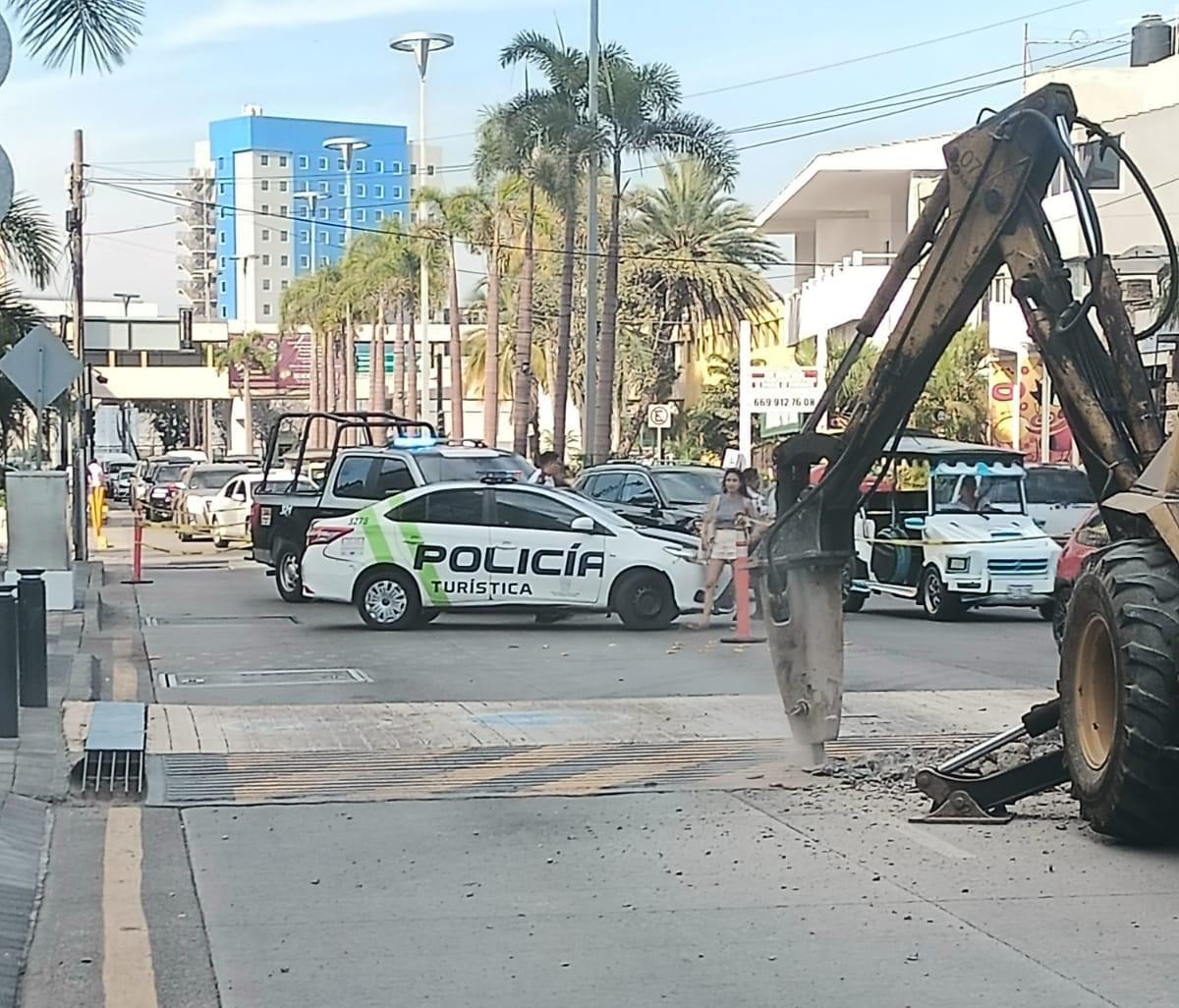 $!Genera caos vial en Zona Dorada demolición de pasos elevados