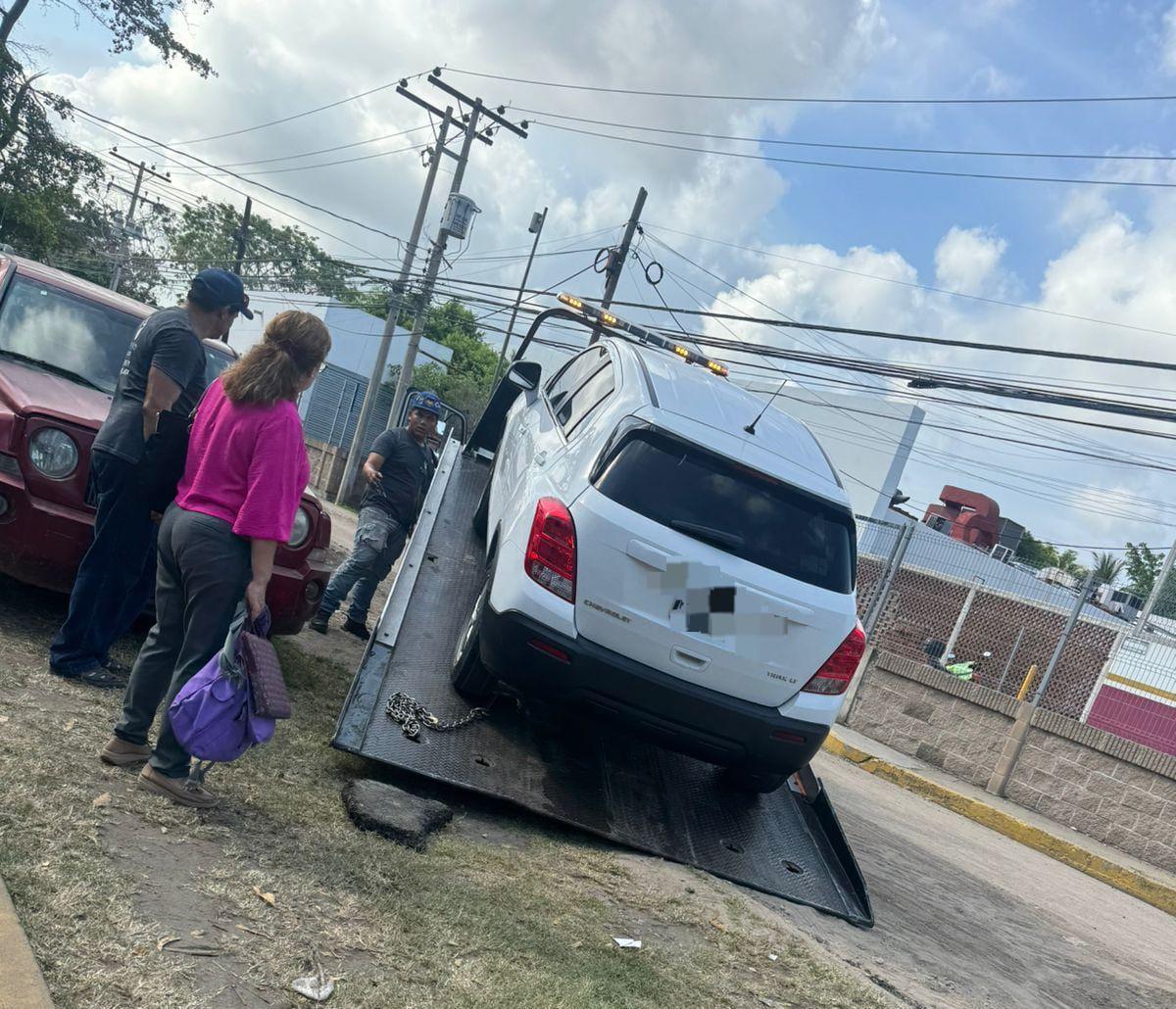 $!Sanciona Tránsito a conductores que obstaculizan zonas peatonales; traslada cinco vehículos a la pensión