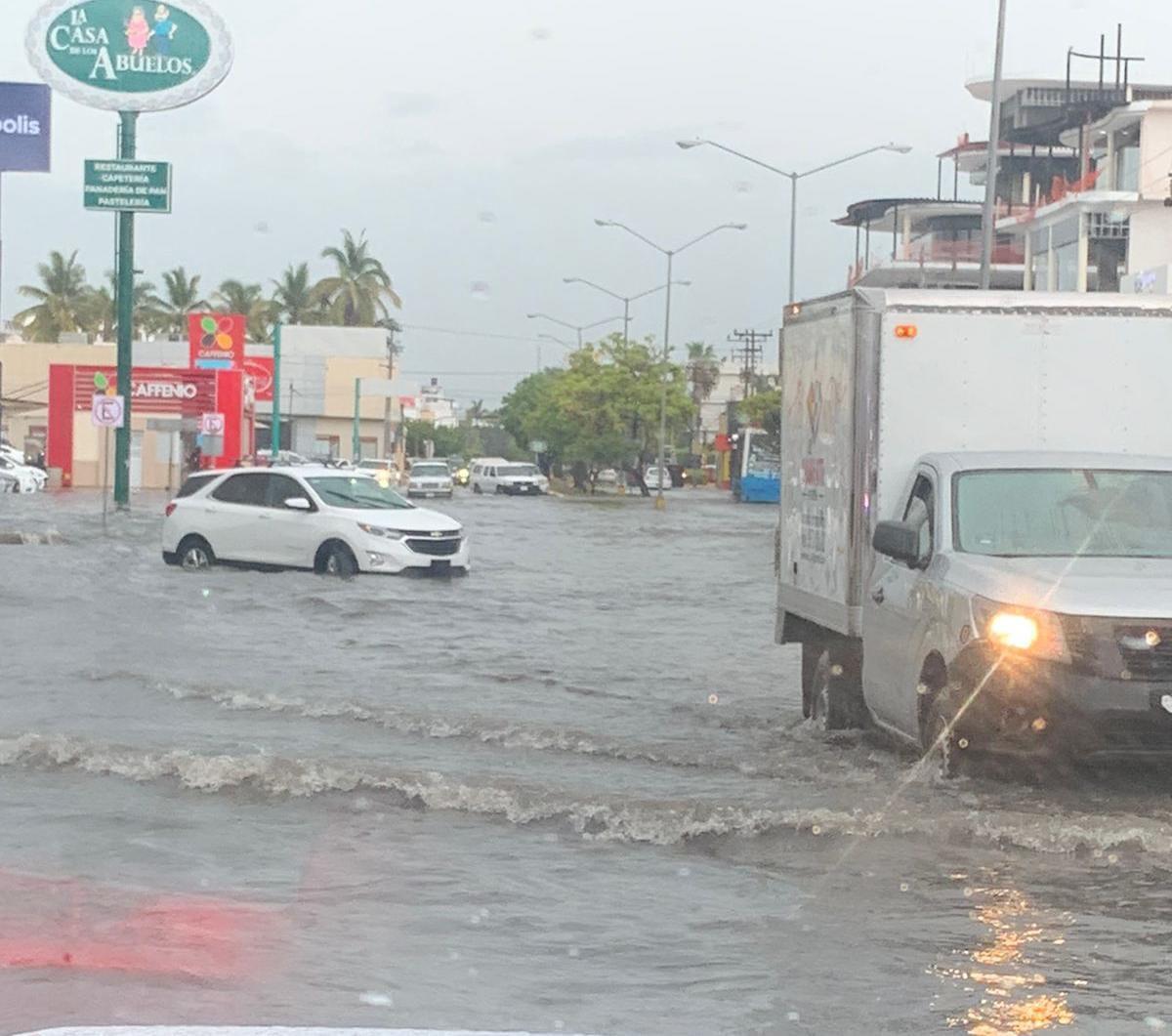 $!Fuertes inundaciones provocan caos vial y cierre de avenidas en Mazatlán