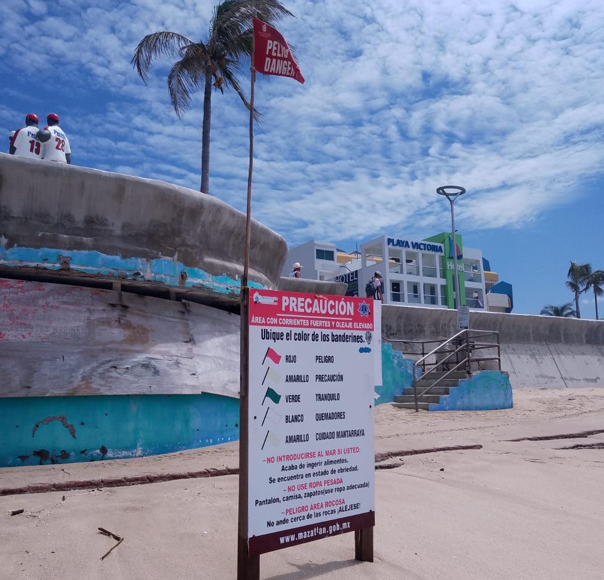 $!Por mar de fondo, refuerzan operativos preventivos en el área de playas de Mazatlán