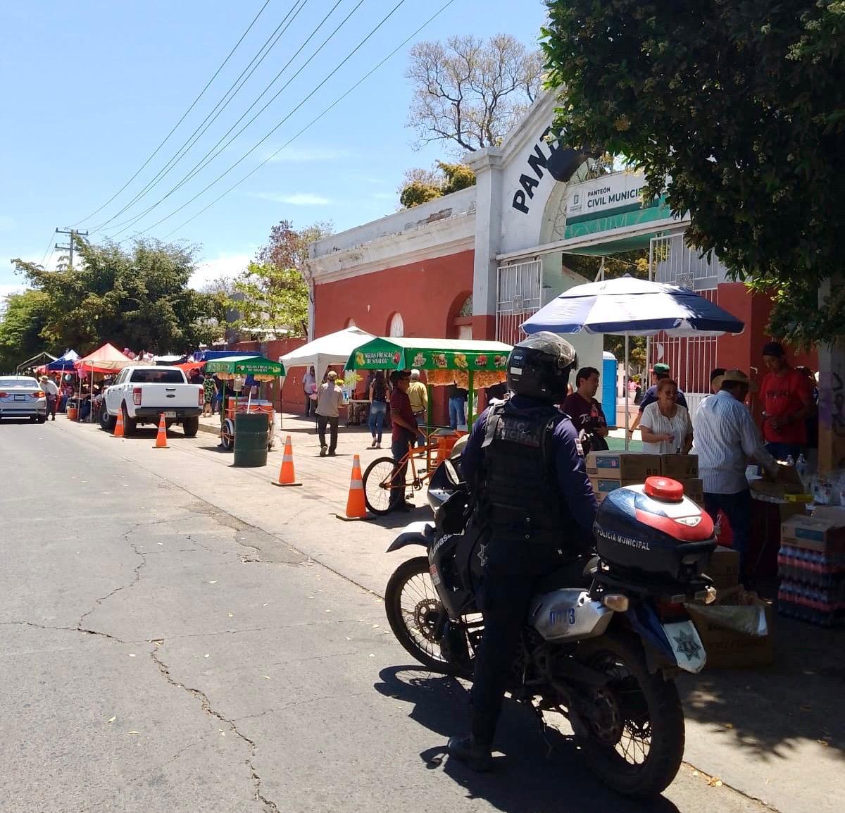 $!Presumen autoridades saldo blanco en panteones de Culiacán por Día de las Madres