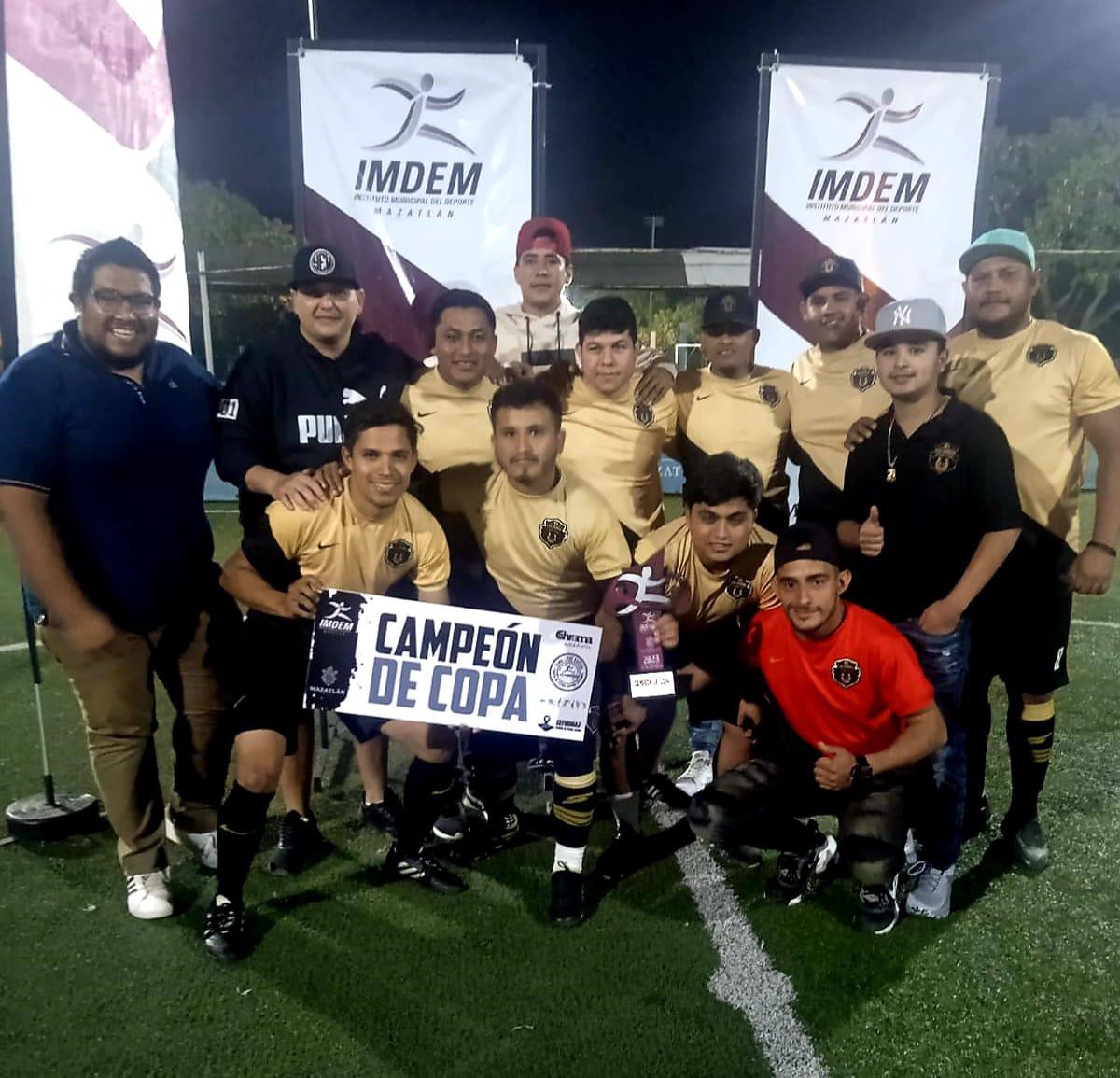 $!Alza la copa Ejecución de Ingeniería, en futbol rápido