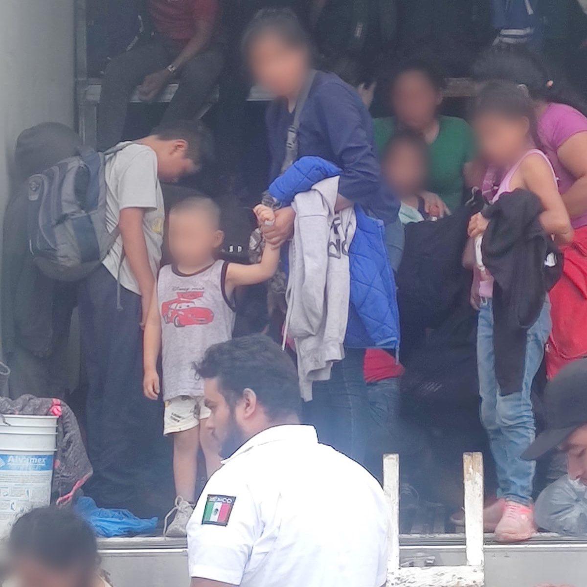 $!Rescate de migrantes que estaban en la caja de un tráiler en Veracruz.