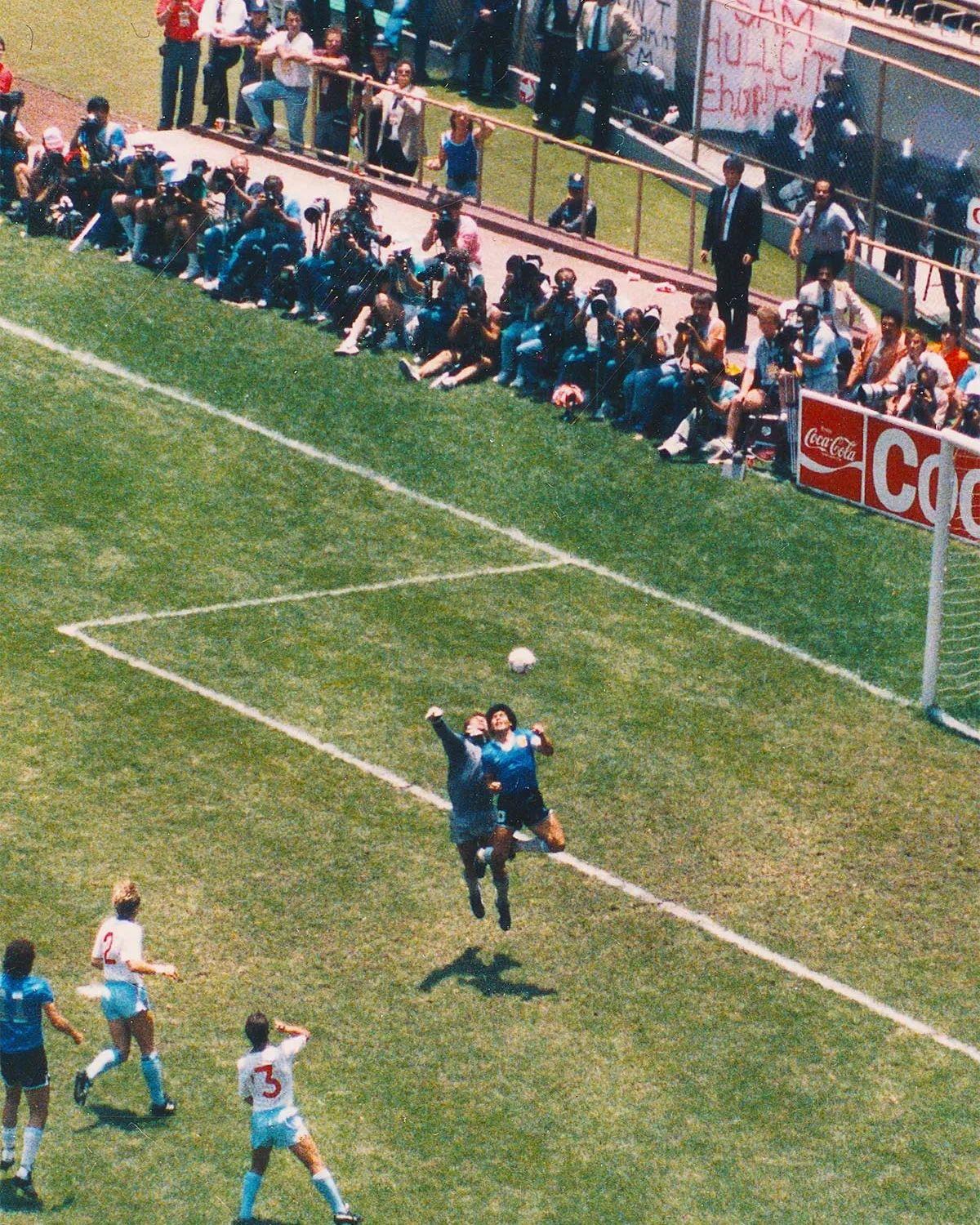 $!Balón con el que se marcó el gol de la ‘Mano de Dios’ es subastado por casi 2.4 mdd