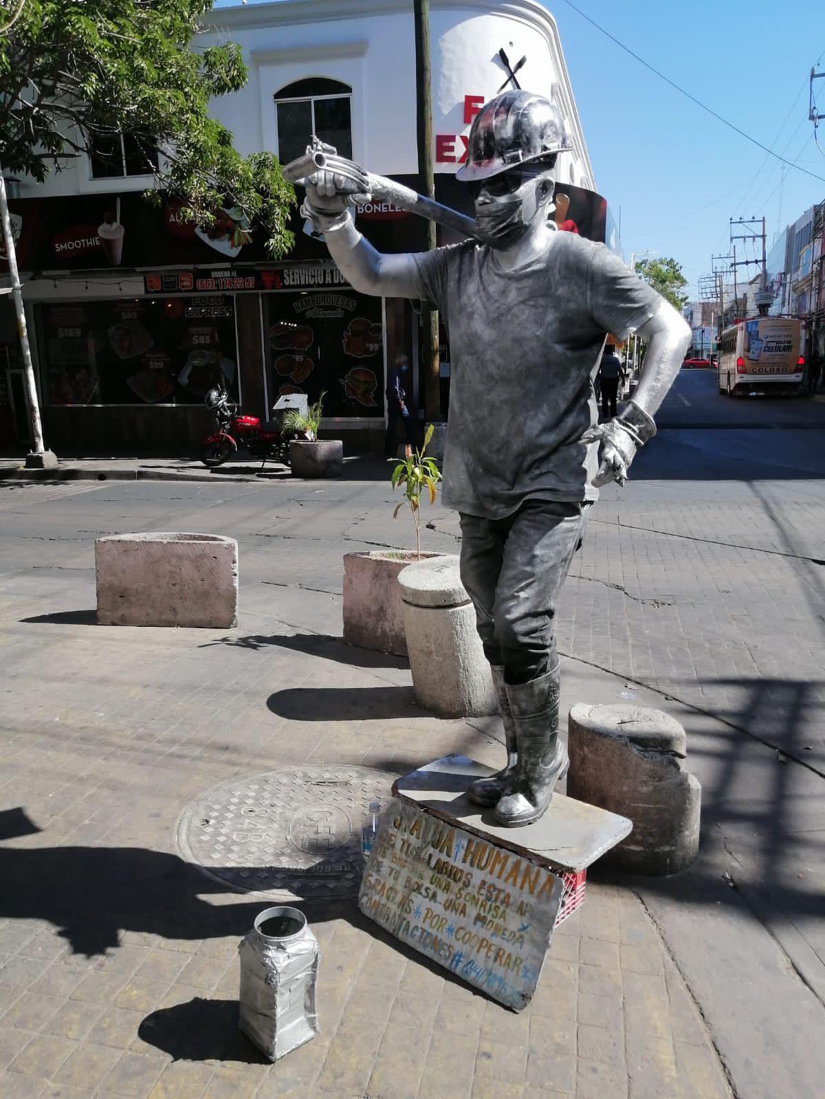 $!Detrás de la ‘estatua humana’ en Culiacán se encuentra un artista que adora a los niños