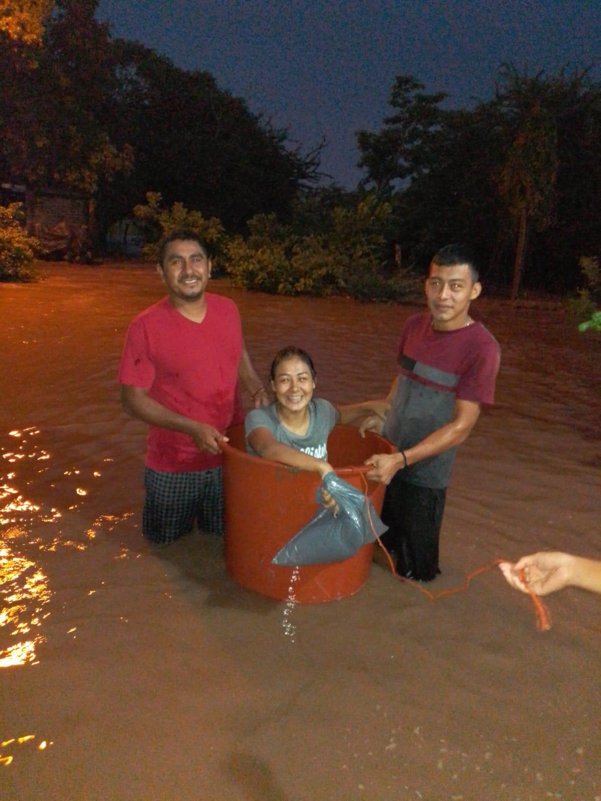 $!El agua del río de las cañas ya estaba en sus casas cuando sonaron las campanas de la Parroquia de la Santísima Trinidad