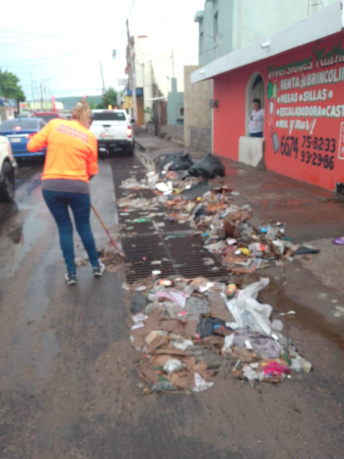 $!Cada vez que llueve se retiran hasta 4 toneladas de basura de las alcantarillas: Gobierno de Culiacán